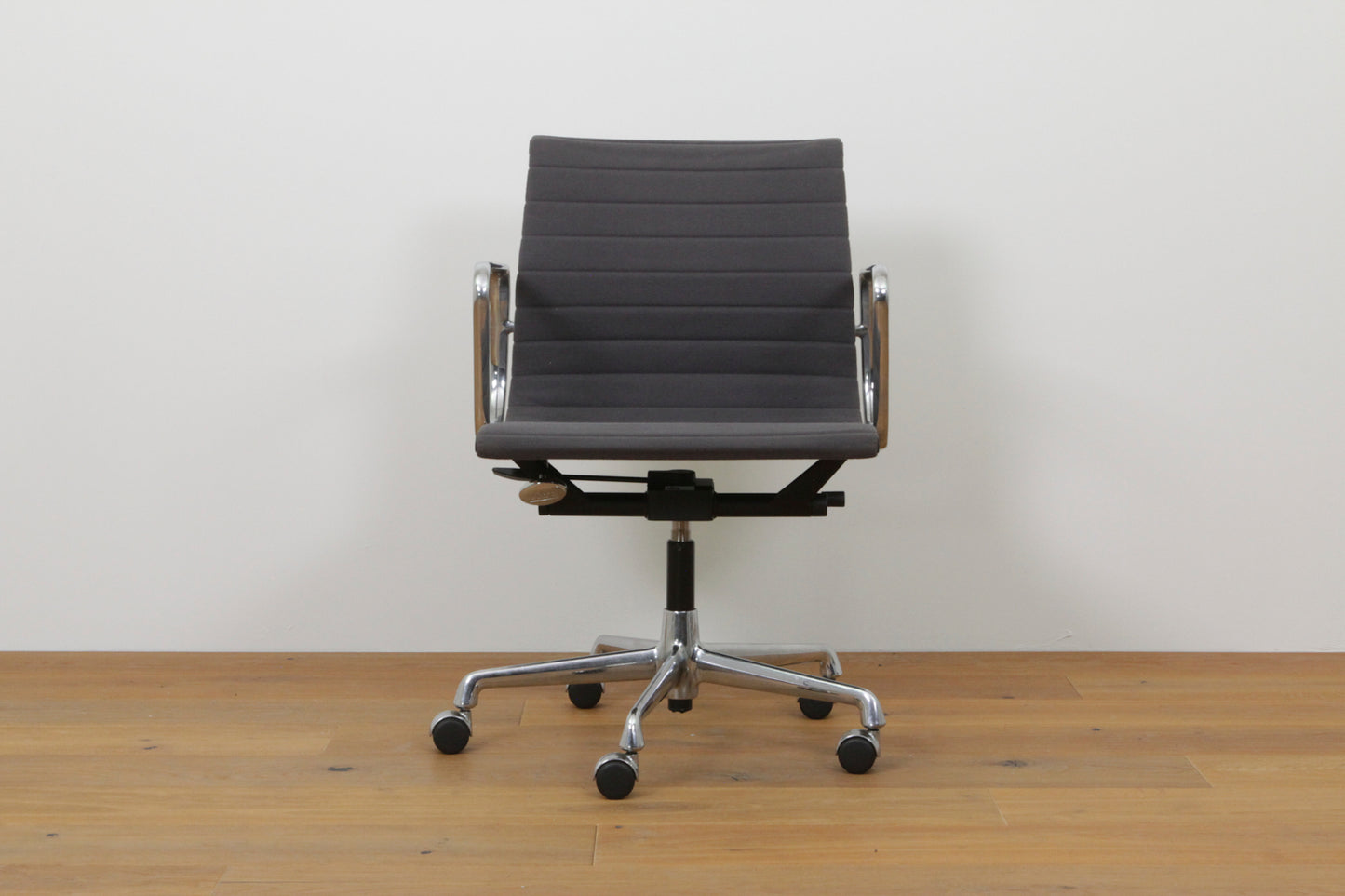 Aluminium Chair EA117 #1055