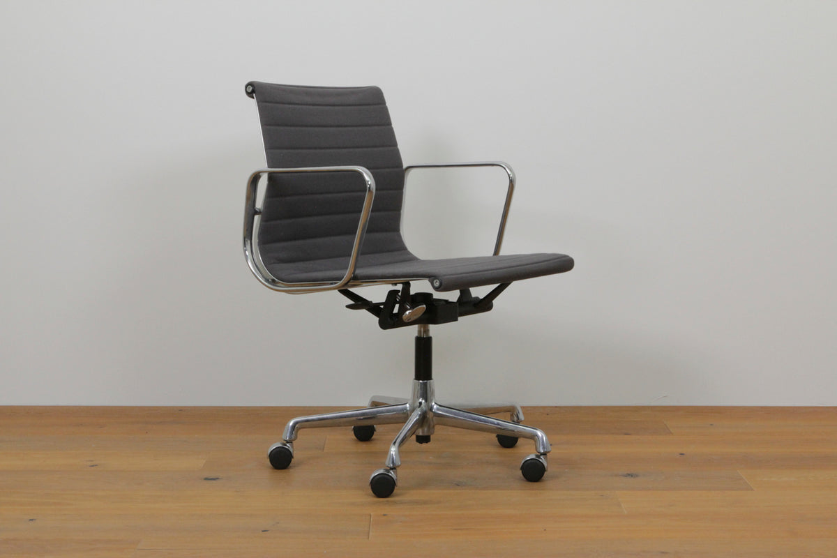 Aluminium Chair EA117 #1055