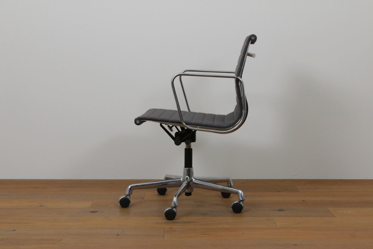 Aluminium Chair EA117 #1055