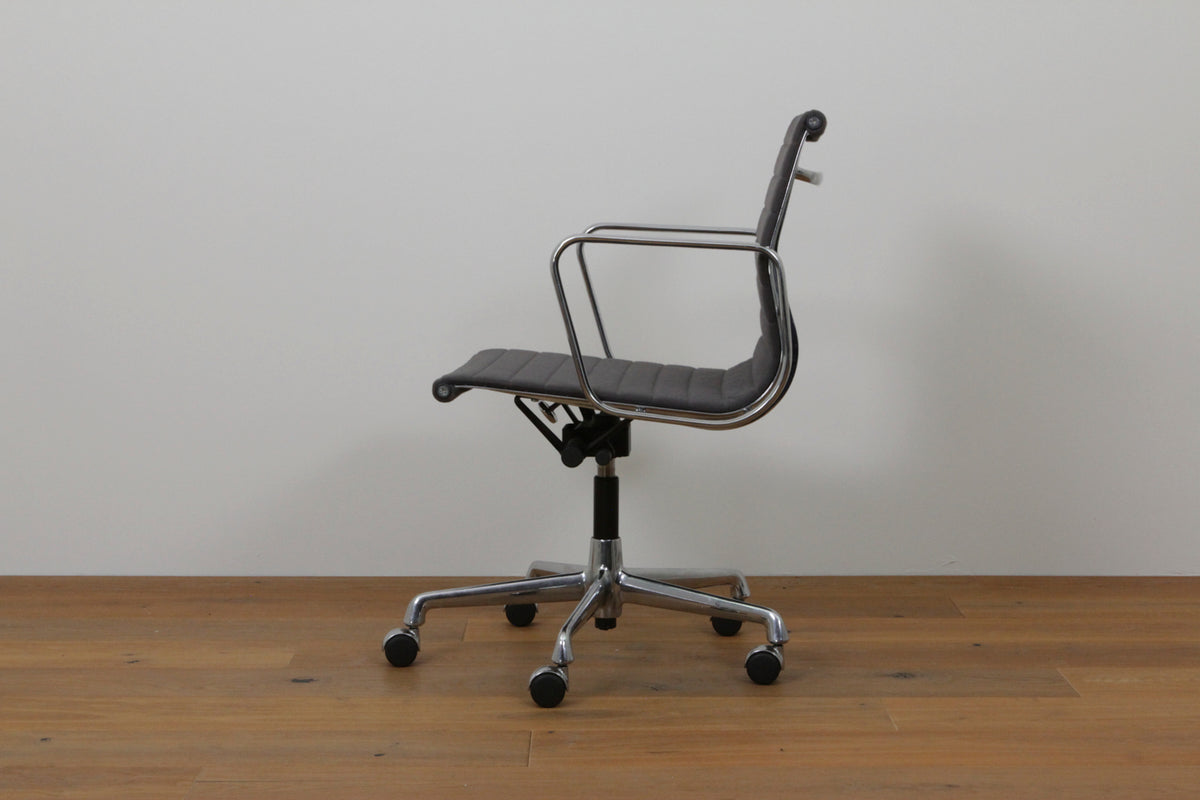 Aluminium Chair EA117 #1055