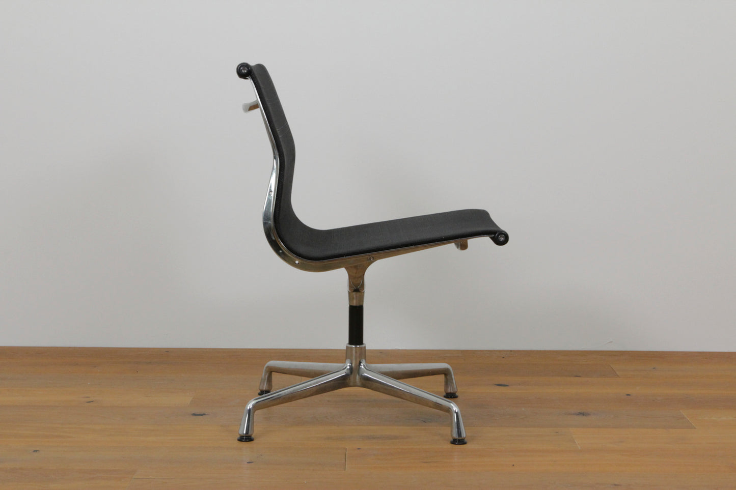 Aluminium Chair EA104 #1054